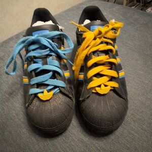 Adidas Superstar Kids Black Yellow Blue Mismatched Laces Shell Toe Sneakers